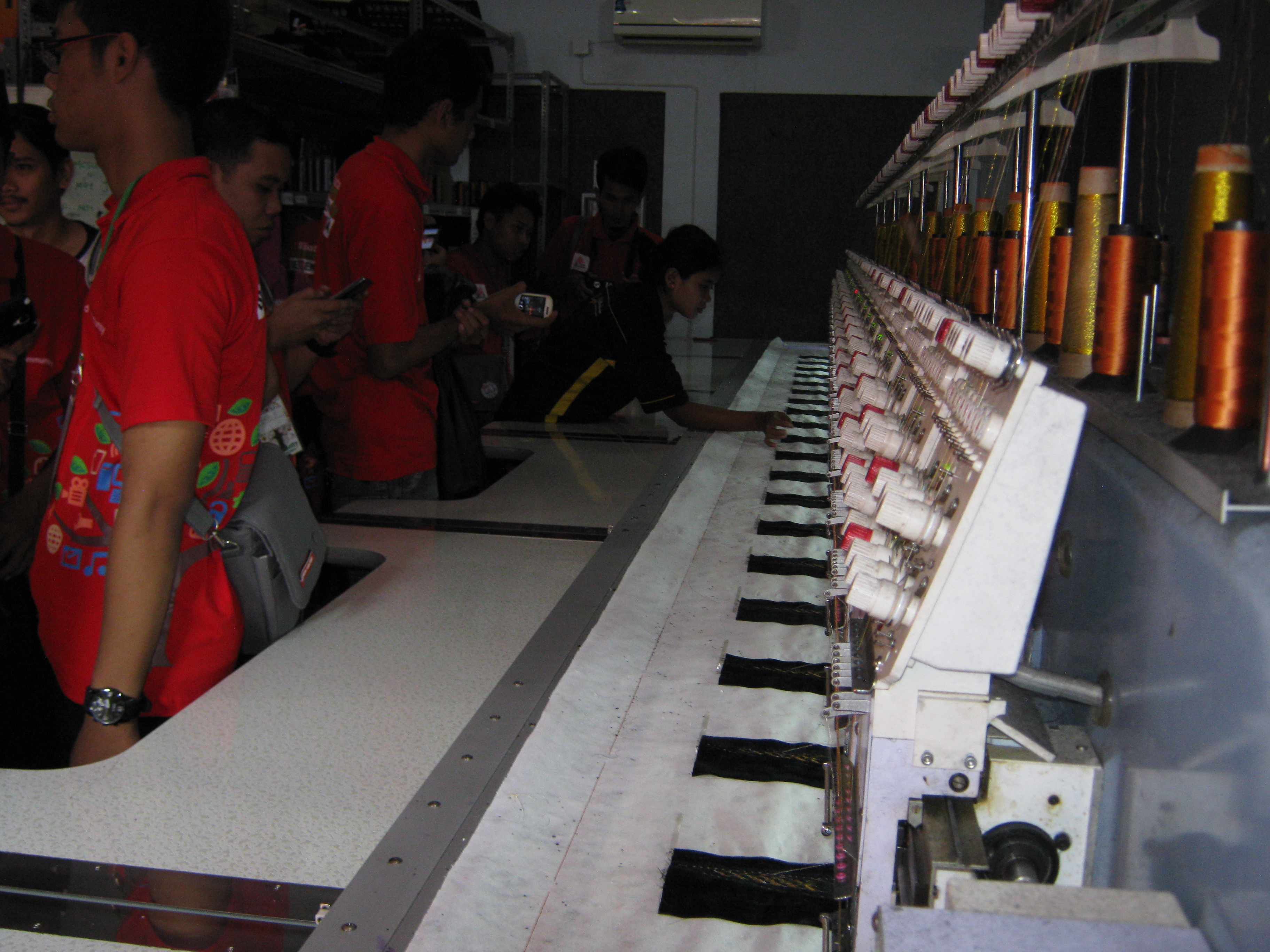 Foto di UKM Binaan pembuatan peci songkok di sekitar pabrik di Gresik yang sudah berhenti